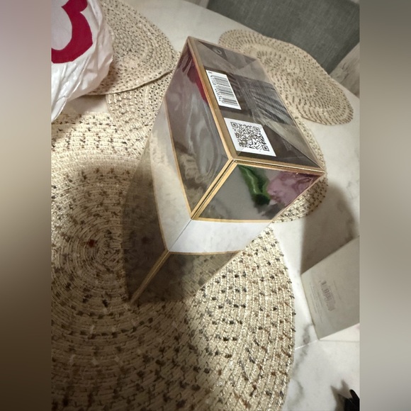 Carolina Herrera Black and Gold Stiletto Perfume - Picture 7 of 8